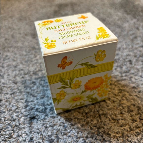 Avon Buttercup Salt Shaker - Picture 3 of 7